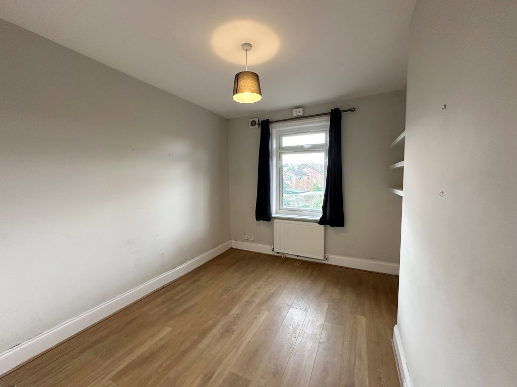 Lot: 57 - THREE-BEDROOM FIRST FLOOR FLAT WITH FRONT GARDEN & BALCONY - Main Bedroom